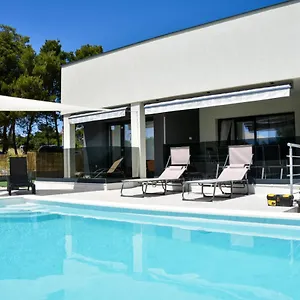  Villa Sportiva With Private Heated Pool